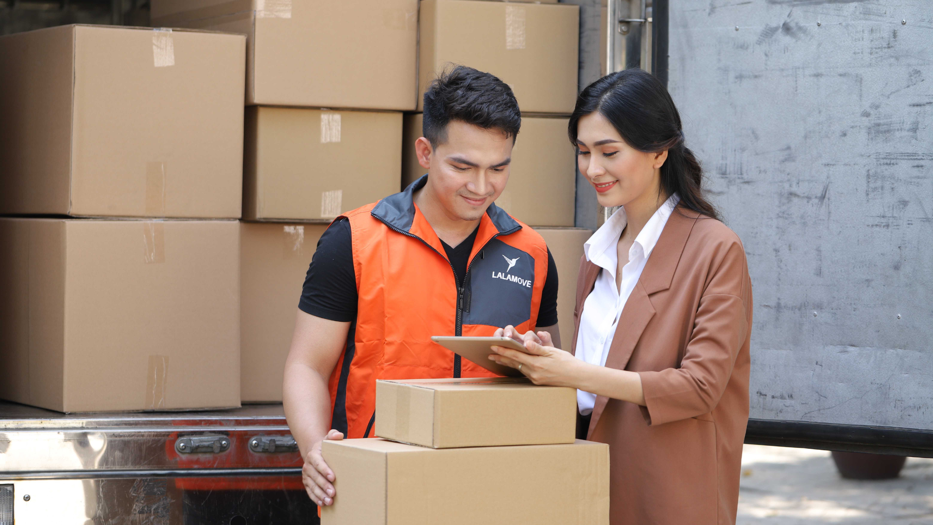 Why Your E-commerce Business Needs a Global Logistics Track Platform